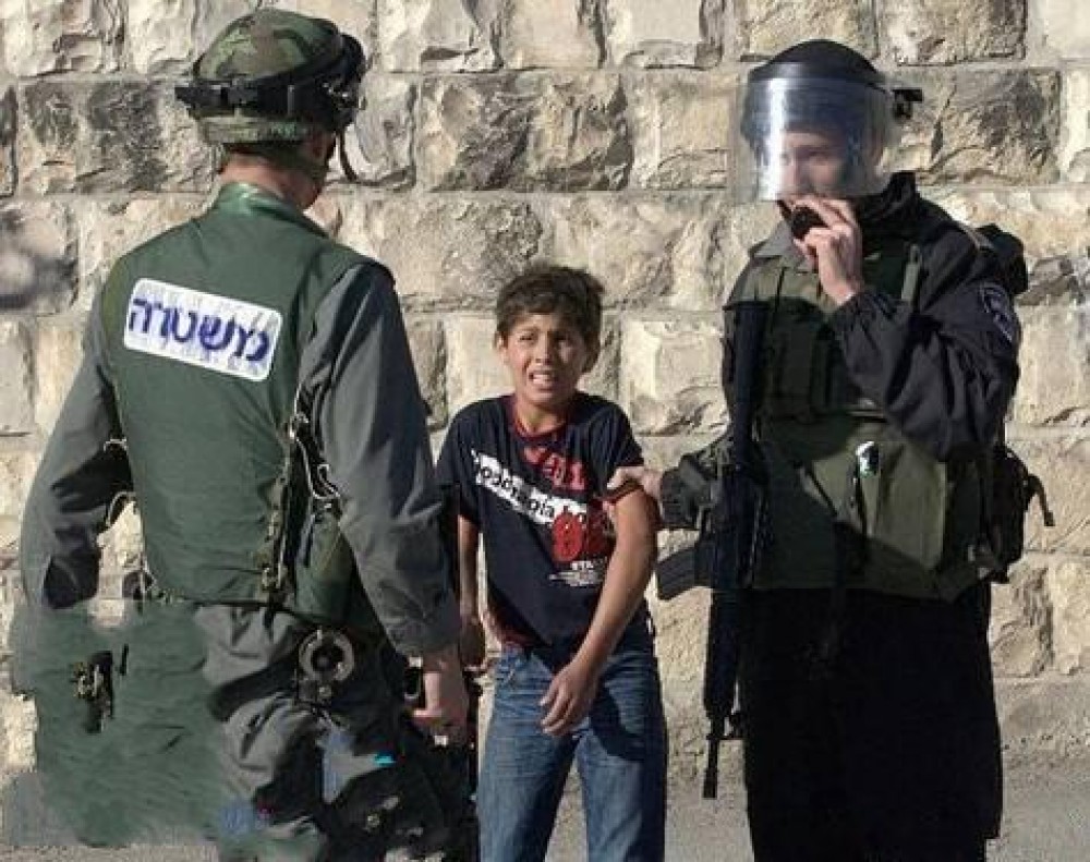طفل يتعرض للإعتقال